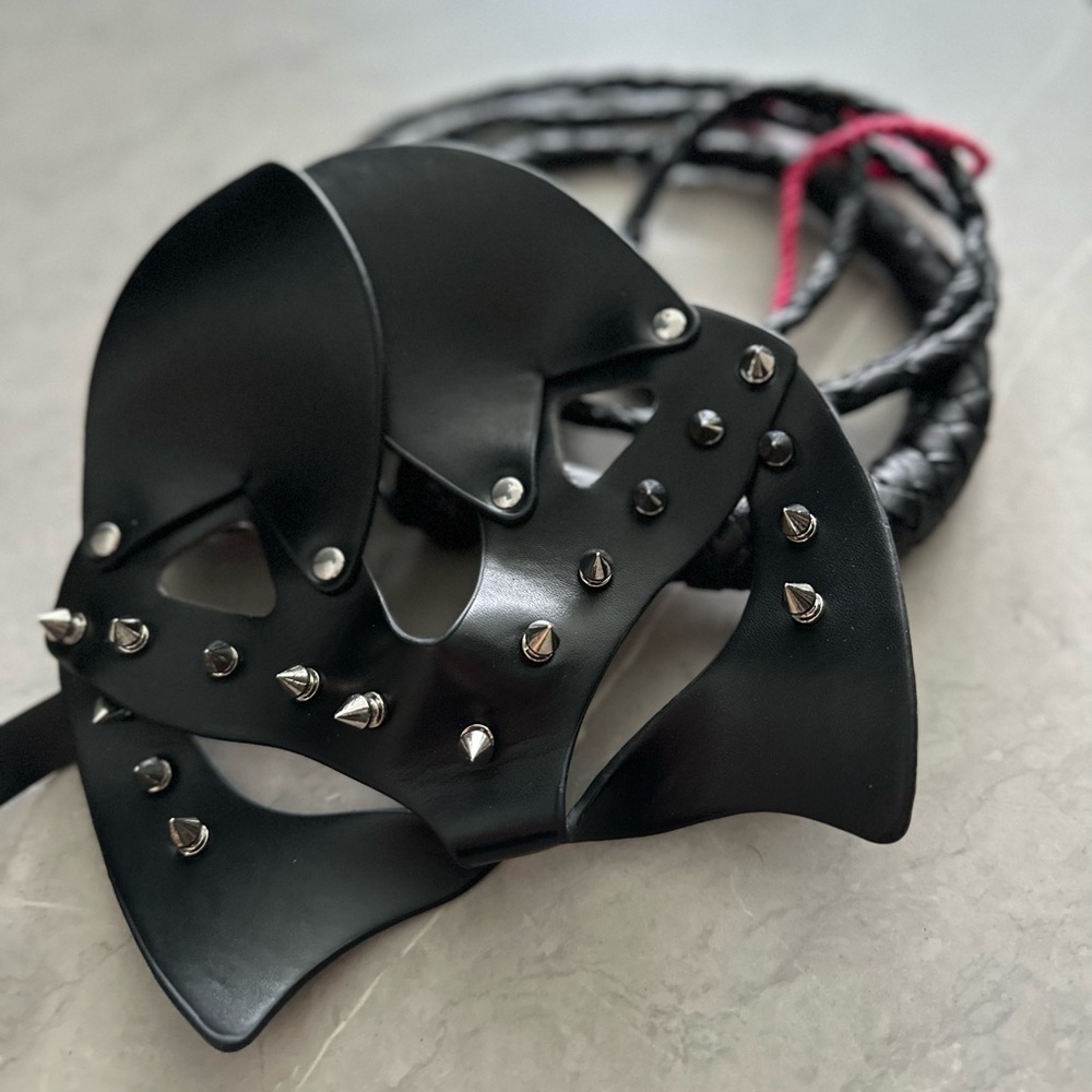 Set of cat leather mask and bill whip